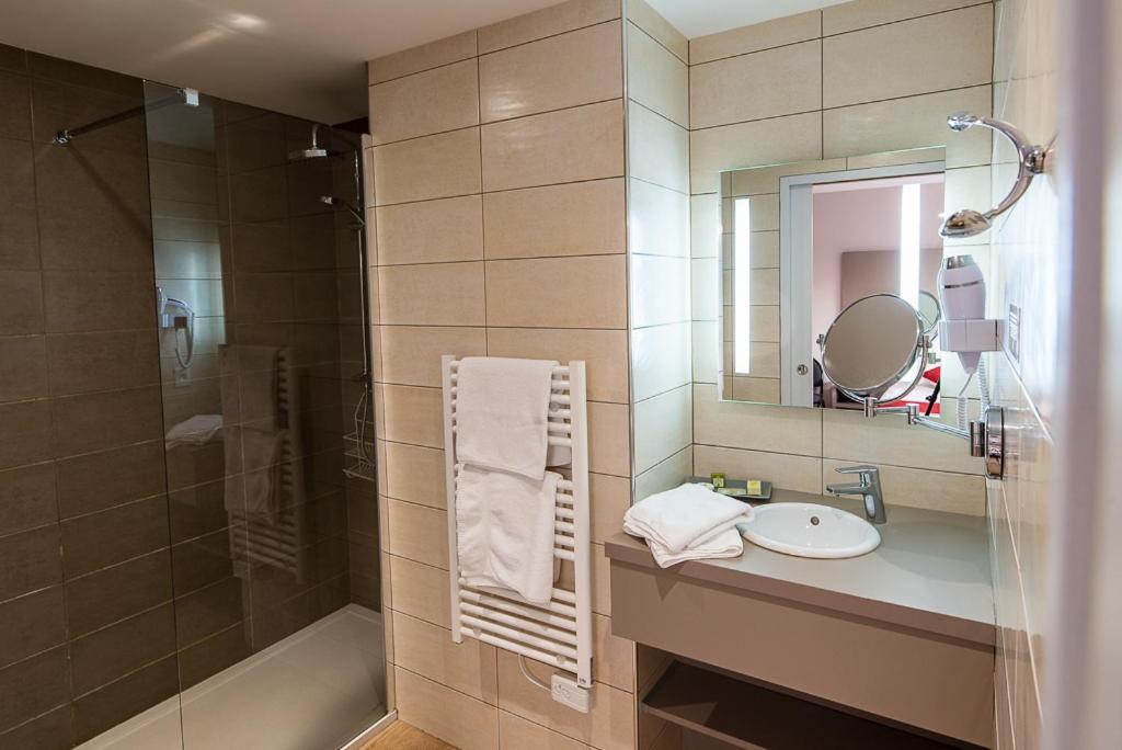 Logis - Hotel Restaurant La Sapiniere Wisques Екстер'єр фото